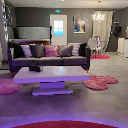 לינה וארוחת בוקר Romantique Jacuzzi Privatif Playroom *